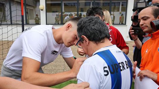 António Silva autografou camisola do FC Porto e jogou pelo Sporting nos matraquilhos (fotogaleria)