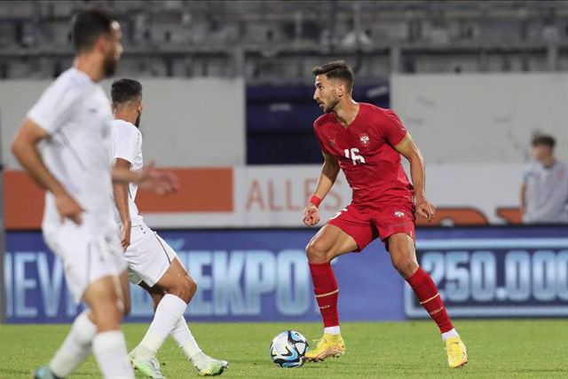 Grujic e Racic titulares na vitória da Sérvia