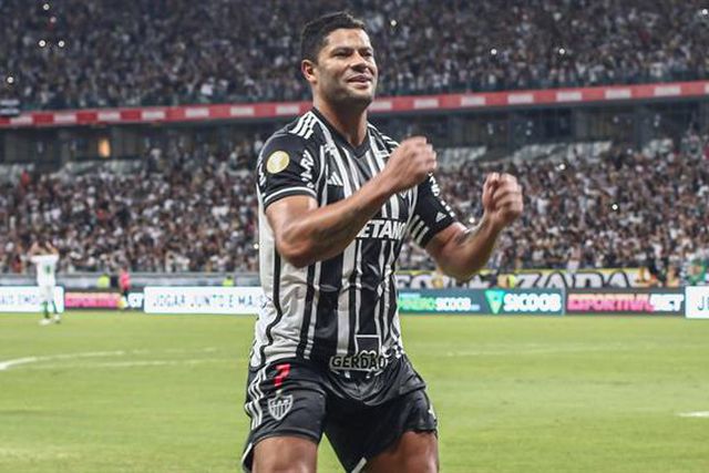 Hulk marca golo de livre frente a Pepa quase do meio-campo (vídeo)