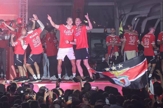 O álbum de campeão de Vlachodimos