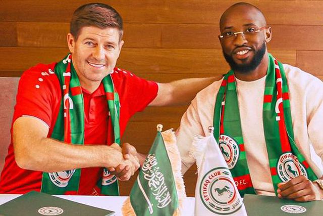 Oficial: goleador para Gerrard chega de Lyon