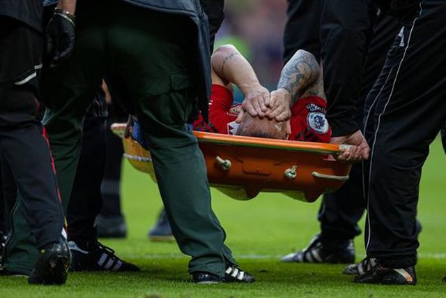 Antony sai de maca (vídeo)