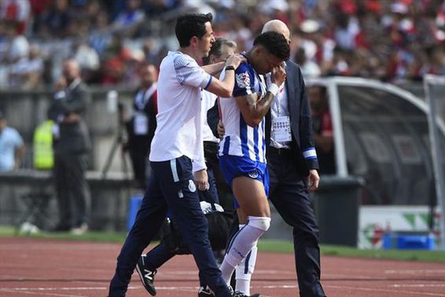 Evanilson lesiona-se e deixa relvado em lágrimas (vídeo e fotos)