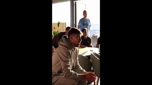 Festejo de Rúben Dias e companheiros pelo título