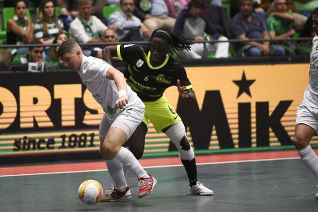 Autogolo no prolongamento garante final ao Sporting