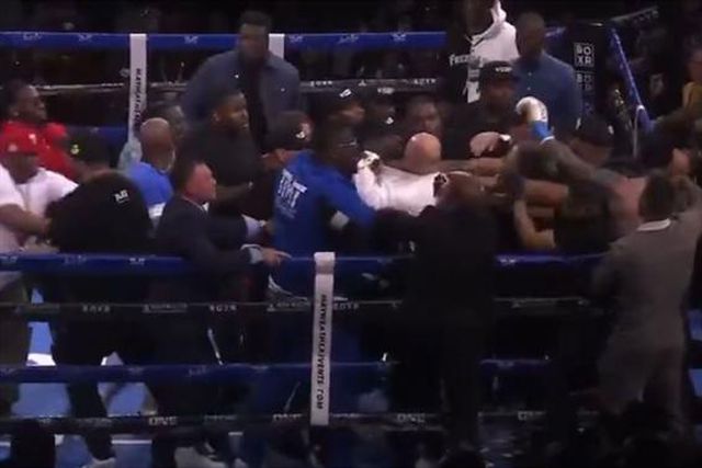 Combate de exibição de Floyd Mayweather termina com invasão de ringue (vídeos)