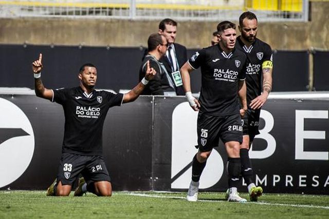 'Trintões' sem lugar no plantel