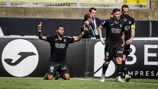 'Trintões' sem lugar no plantel