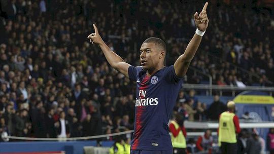 Florentino Pérez aguarda por sinal de Mbappé para avançar