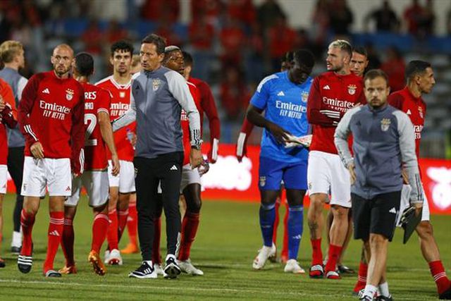 Banho de multidão a Roger Schmidt