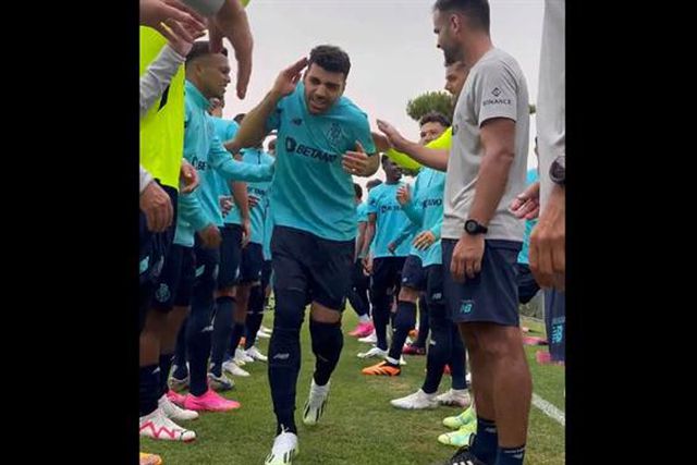 Taremi fez anos e não se livrou da 'tradição' (vídeo)