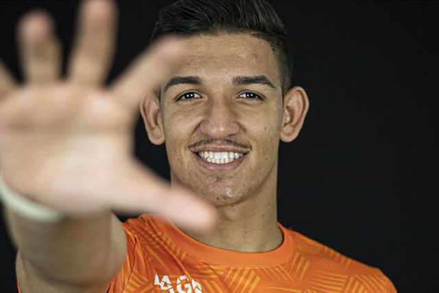 Cássio chega para a baliza