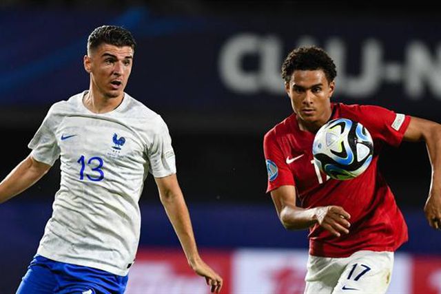 Chotard referenciado para o meio-campo