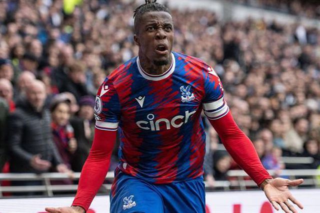 Galatasaray anuncia negociações para contratar Zaha
