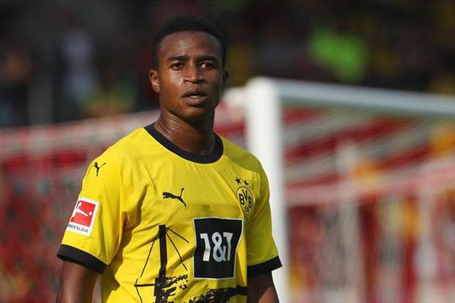 Moukoko deixa de pagar despesas e pais vão para centro de refugiados