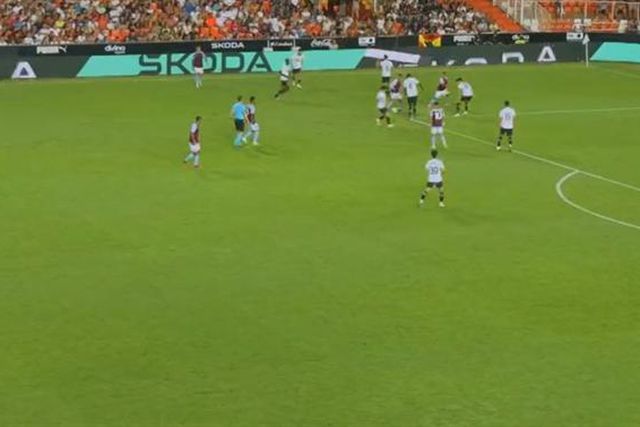 Tensão: Gabriel Paulista desiste de jogada para ir reclamar com os adeptos (vídeo)