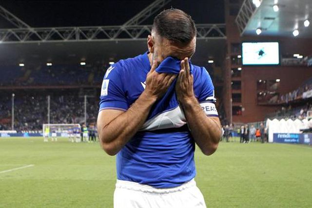 Quagliarella chora no adeus aos relvados em Nápoles