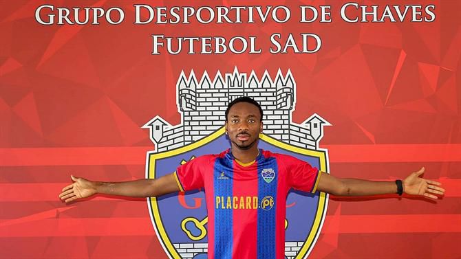 Oficial: Kelechi reforça meio-campo