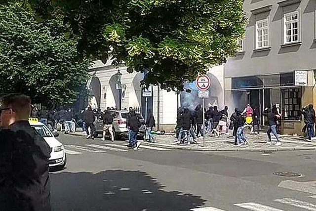 Violência entre adeptos nas ruas de Praga (vídeo)