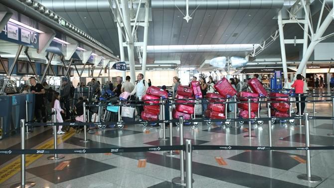 Sabe quantas malas despachou Uribe no aeroporto? Não vai acreditar... (foto)