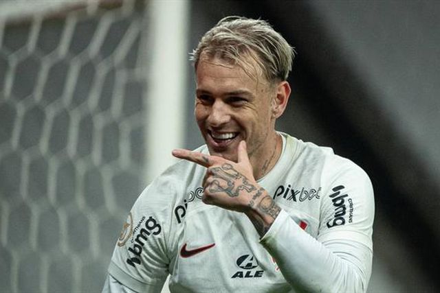 Róger recebeu dinheiro dos adeptos para não sair, mas vai doá-lo a instituições de caridade