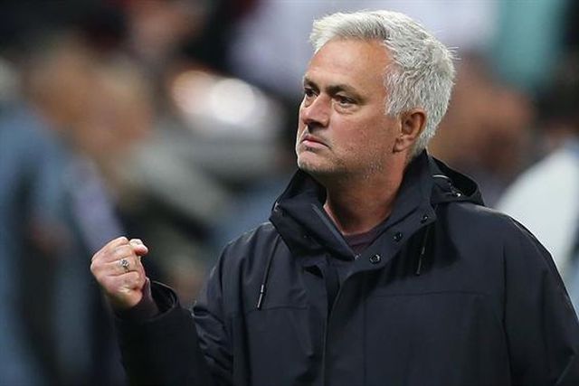 José Mourinho mostra ecrã do telemóvel e há um detalhe que salta à vista (foto)