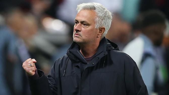 José Mourinho mostra ecrã do telemóvel e há um detalhe que salta à vista (foto)