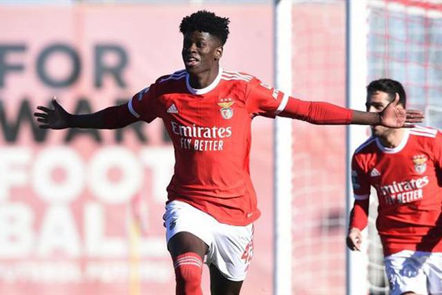Benfica segura Benchimol