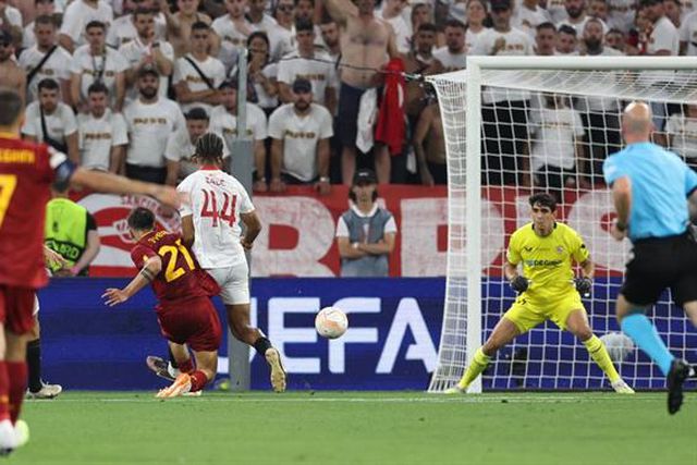 Dybala adianta a Roma na final (vídeo)