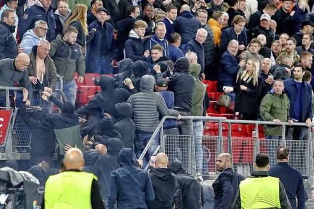 Caos na bancada: adeptos do AZ tentaram agredir familiares de jogadores do West Ham (vídeo)