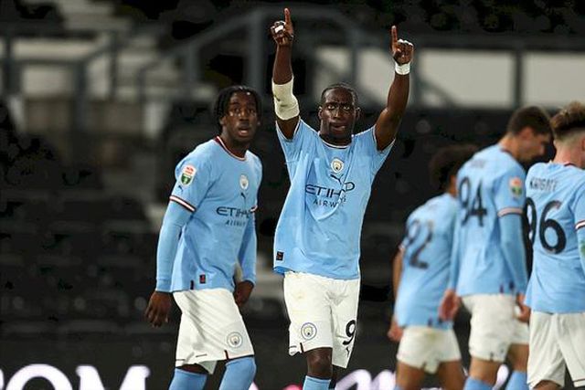 Português eleito melhor jogador da Premier League 2 quer «terminar no Benfica»