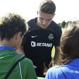 Gyokeres estreia-se a... autografar (vídeo)