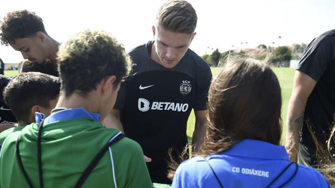 Gyokeres estreia-se a... autografar (vídeo)