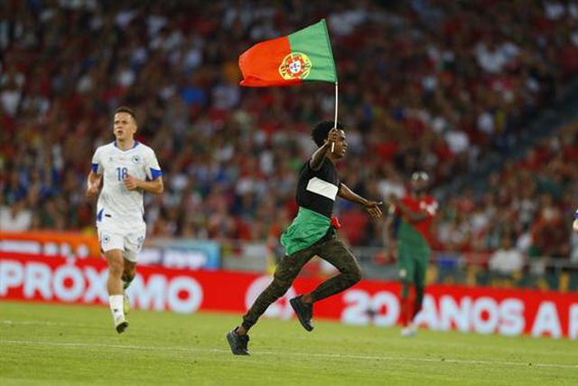 As imagens que a televisão não mostrou: adepto invadiu relvado e fez isto a Ronaldo! (fotos)