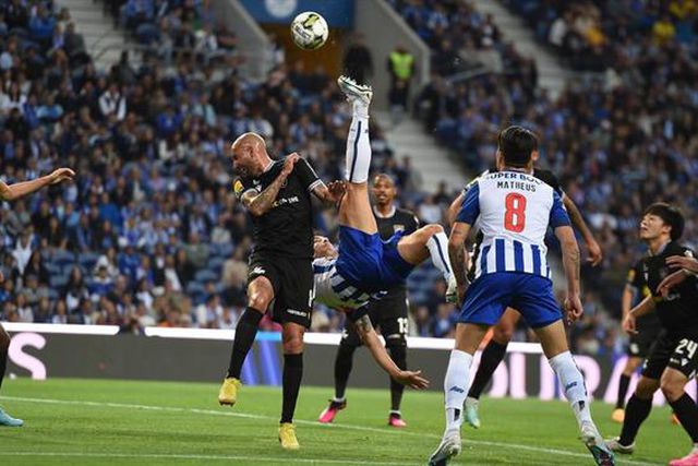 Até a mulher de Lucas Veríssimo reagiu ao intervalo de 21 minutos no Dragão