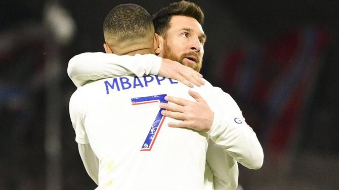 Mbappé defende Messi: «Não teve o respeito que merecia em França»