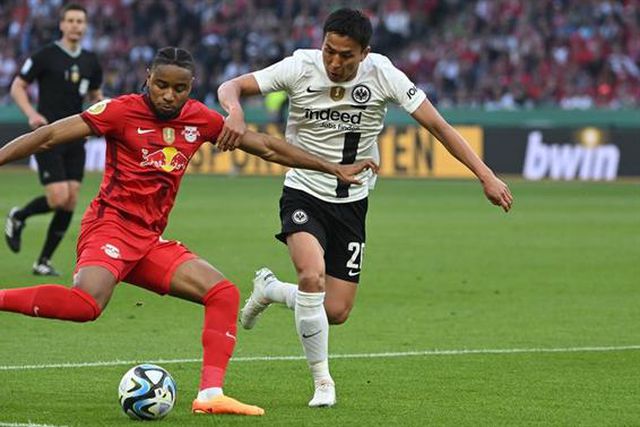 Nkunku adianta RB Leipzig na final (vídeo)