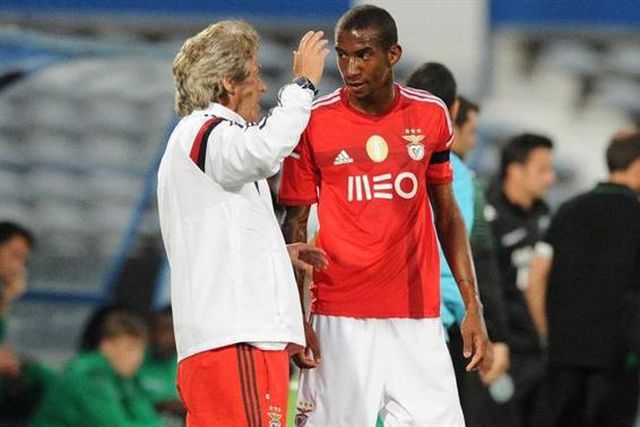 Talisca 'aprova' Jorge Jesus na 'canarinha' e atira: «É psicopata...»