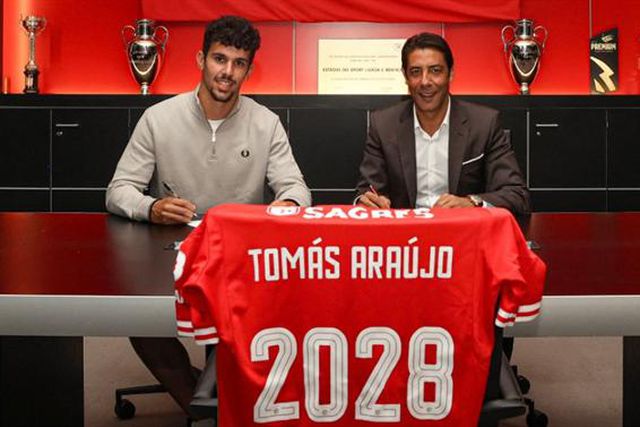 Tomás Araújo com cláusula de três dígitos