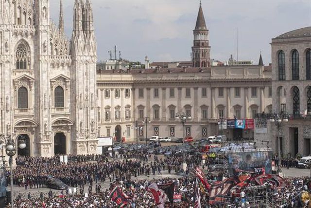 Adeus a Berlusconi em Milão