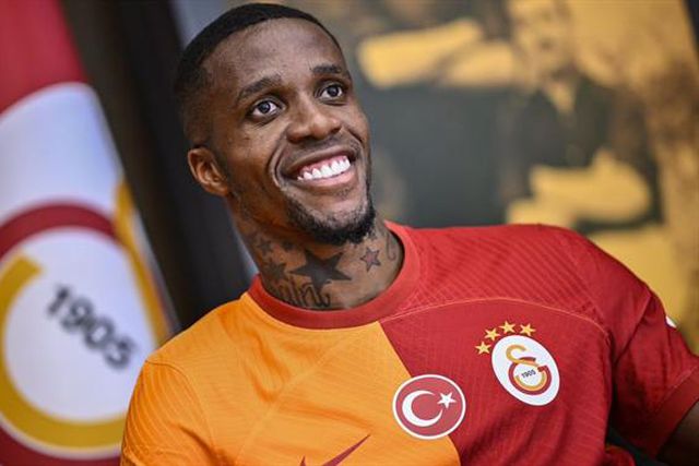 Oficial: avançado costa-marfinense chega do Crystal Palace