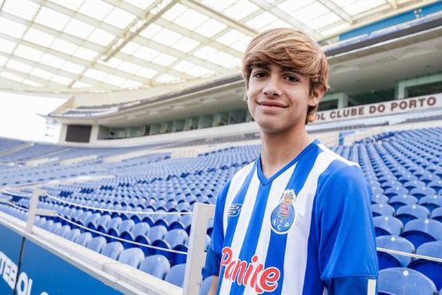 Contrato profissional para craque dos juvenis que já fez história em Portugal (vídeo)