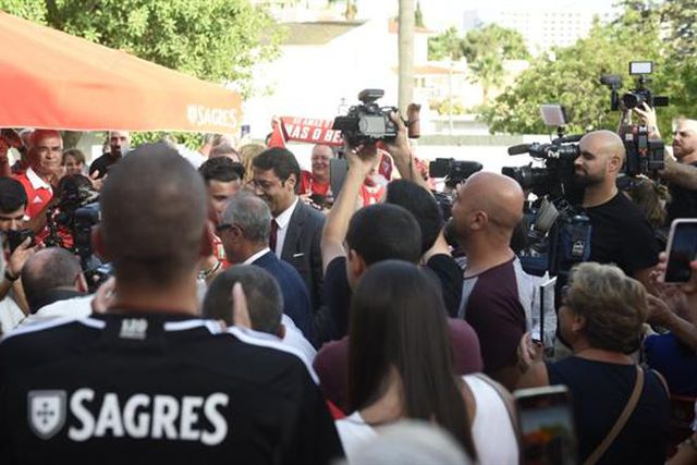 Loucura à volta de Rui Costa em Albufeira