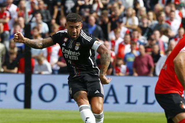 Otamendi aqueceu para a Supertaça, mas Schmidt poderá ter outra ideia