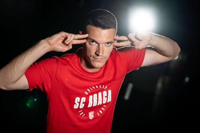 Oficial: Marín é reforço