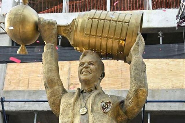 A (gigante) estátua de Marcelo Gallardo (vídeo)