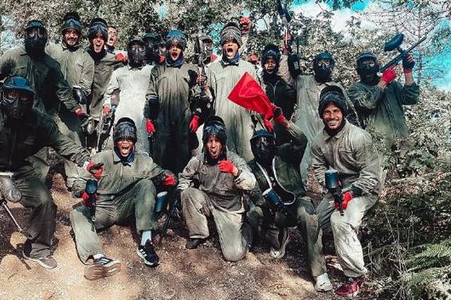 Plantel descontrai no 'paintball'