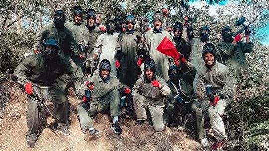 Plantel descontrai no 'paintball'