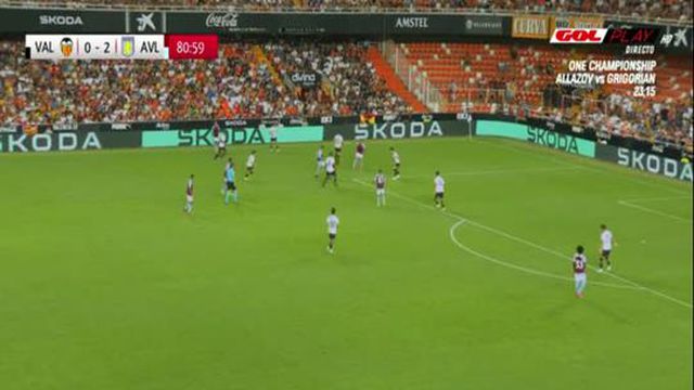 Tensão: Gabriel Paulista desiste de jogada para reclamar com os adeptos