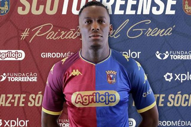 Oficial: Antoine já veste de azul-grená
